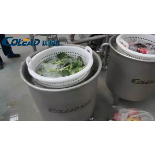 Manual fruit washing machine with basket